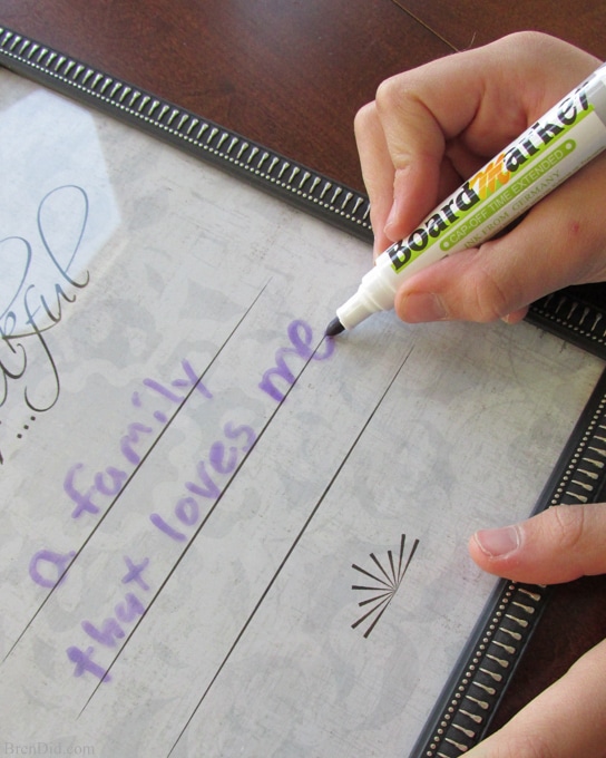 BrenDid I Am Thankful Dry Erase Board DIY and Printable for Kids - Need Thanksgiving craft ideas? Make "Thankful" dry erase boards with free printable. They are a fun kids Thanksgiving craft that emphasize thankfulness.