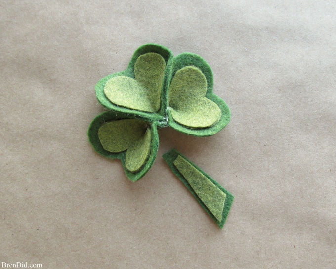 Are you a St. Patrick’s Day lover? Make a fun and easy St. Patrick’s Day Shamrock garland using felt, bakers twine and premade pom poms.