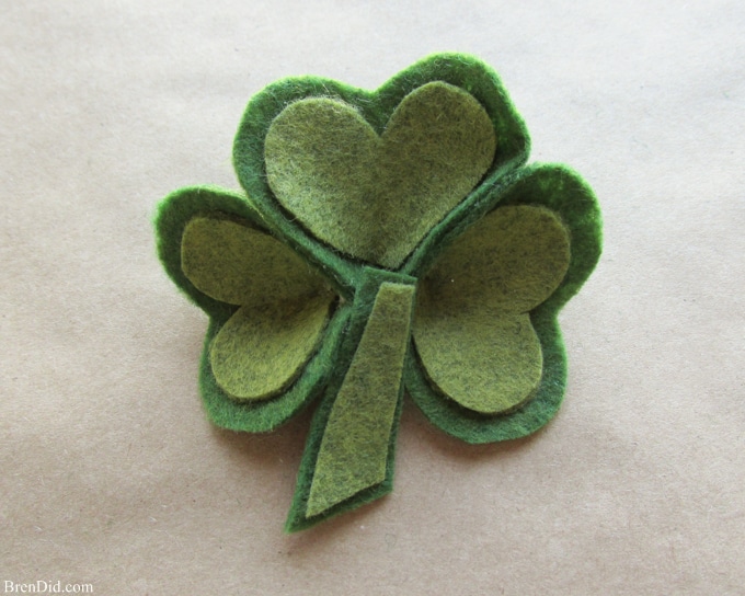 Are you a St. Patrick’s Day lover? Make a fun and easy St. Patrick’s Day Shamrock garland using felt, bakers twine and premade pom poms.