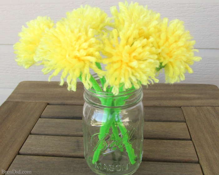 How to make tassel flowers - Make an easy DIY dandelion bouquest with yarn and pipe cleaners to delight someone you love. Perfect for weddings, parties and Mother's Day.