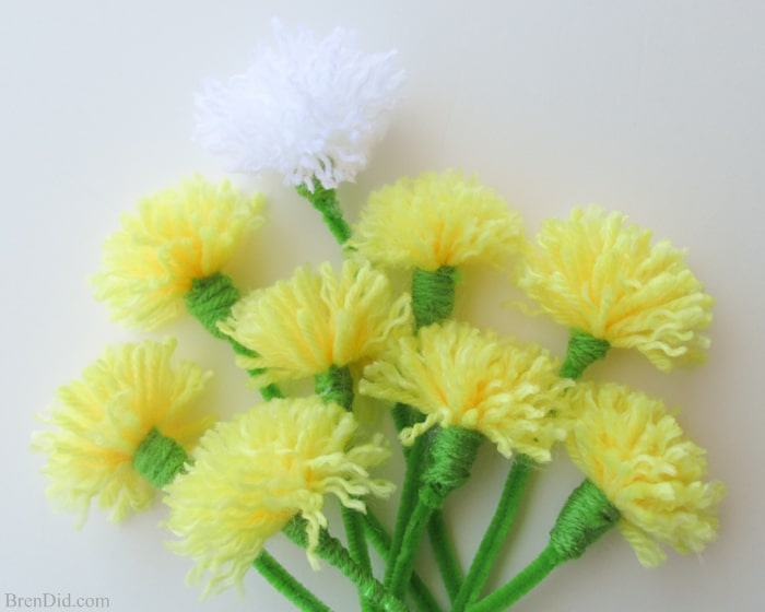 How to make tassel flowers - Make an easy DIY dandelion bouquest with yarn and pipe cleaners to delight someone you love. Perfect for weddings, parties and Mother's Day. 