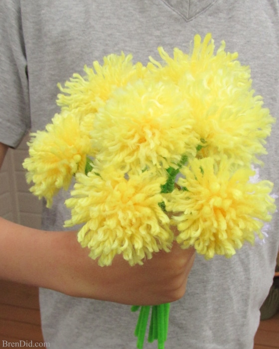 how to make yarn flowers with a fork