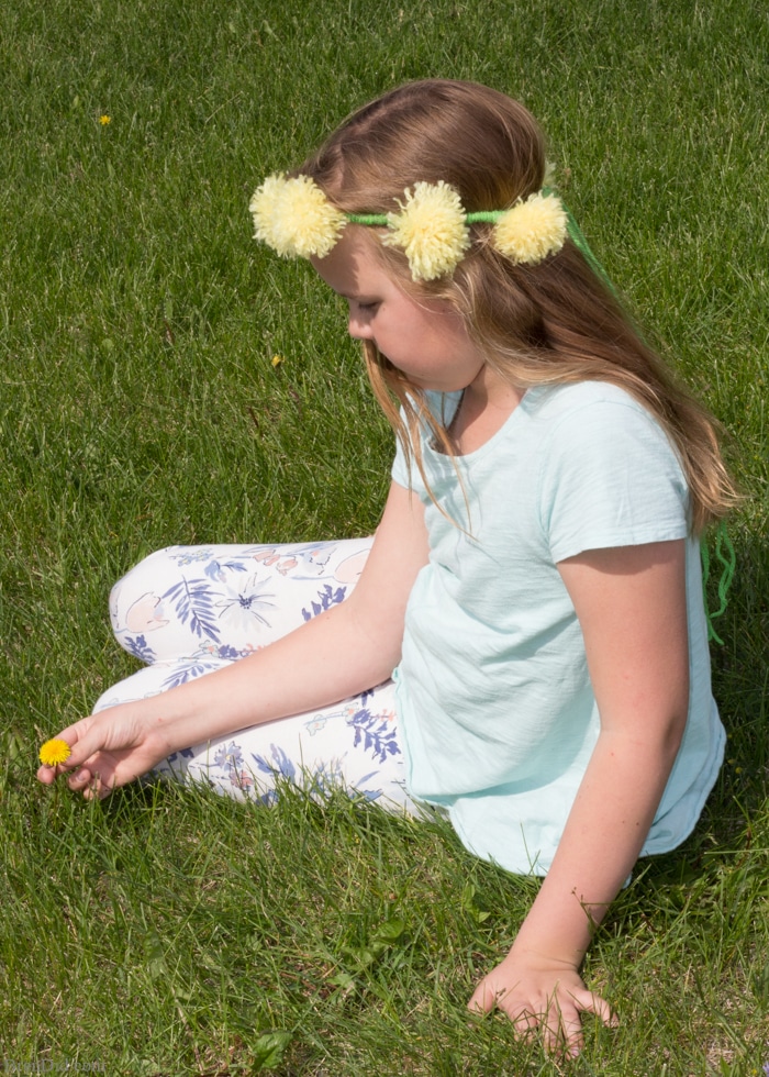 How to make tassel flower crowns - Make an easy DIY tassel flowers crown with yarn and pipe cleaners to delight someone you love. Perfect for weddings, parties, birthdays and more. Flower chain crown. Dandelion crown. Flower headpiece. 