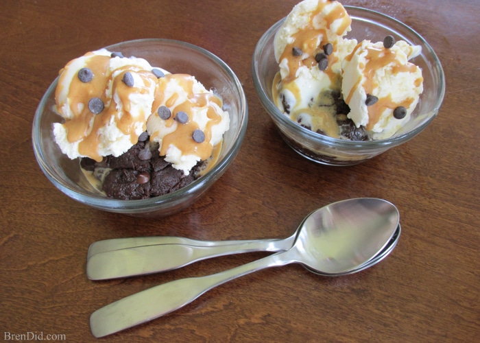 Love cupcakes? You’ll enjoy making these quick microwave cupcakes that are full of chocolate peanut butter flavor but contain no refined white sugar! They are topped with an easy peanut butter magic shell sauce and mini chocolate chips. Add a scoop of your favorite ice cream and you are in dessert heaven!