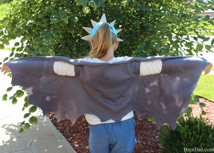 DreamWorks Dragons: Race to the Edge - Easy no sew dragon wings will transform your favorite How to Train You Dragon fan into their high flying dragon of choice. #Netflix #StreamTeam