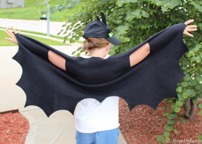 DreamWorks Dragons: Race to the Edge - Easy no sew dragon wings will transform your favorite How to Train You Dragon fan into their high flying dragon of choice. #Netflix #StreamTeam