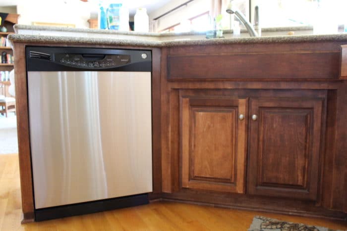 dishwasher cleaning - Green clean your dishwasher with this simple tutorial to remove build up, solve drainage problems and keep it sparking clean, and running like new!