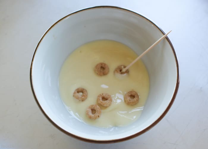 Easy Edible Chocolate Eyeballs - Delightful & tasty edible candy eyeballs made with white chocolate, mini chocolate chips and Cheerios dress up any treat.