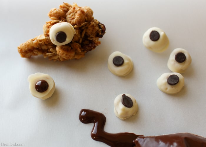 Easy Edible Chocolate Eyeballs - Delightful & tasty edible candy eyeballs made with white chocolate, mini chocolate chips and Cheerios dress up any treat.