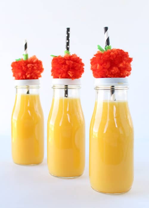 Pumpkin Pom Pom Straws – Make this simple Halloween Pumpkin Craft with no special equipment! All you need is a fork, yarn and craft felt to make this adorable decoration for your Halloween party.