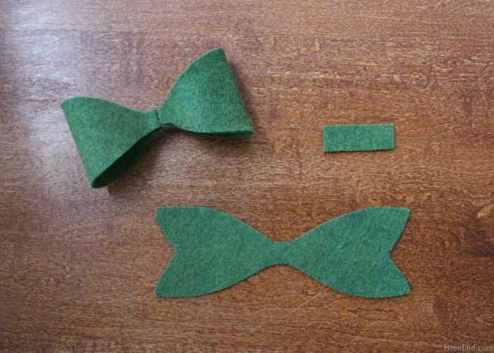 Beautiful Christmas bows are the perfect touch to any present. Learn how to make Christmas bows from felt with this easy Christmas bow tutorial.