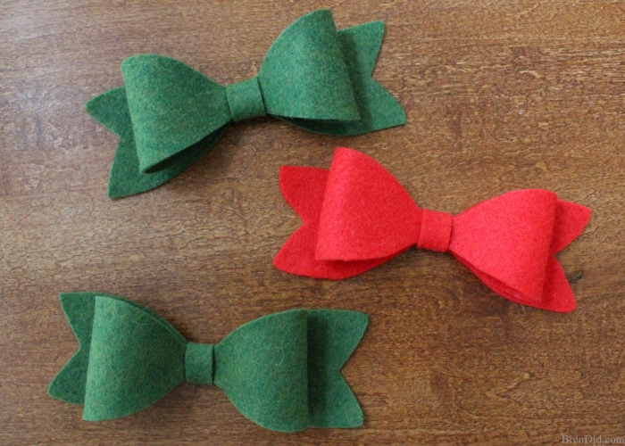 Beautiful Christmas bows are the perfect touch to any present. Learn how to make Christmas bows from felt with this easy Christmas bow tutorial.