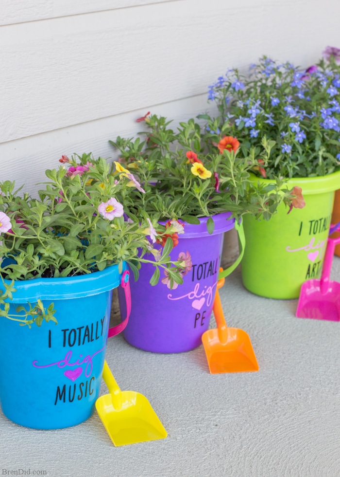 The end of school year is approaching! Tell your teacher thank you with this easy teacher appreciation gift and free printable gift tag featuring fun “totally dig” sayings. Great idea for teacher appreciation week or end of year teacher gifts. DIY Teacher Gifts, Simple Teacher Appreciation Gift, Teacher Appreciation Gift Ideas.