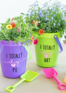 The end of school year is approaching! Tell your teacher thank you with this easy teacher appreciation gift and free printable gift tag featuring fun “totally dig” sayings. Great idea for teacher appreciation week or end of year teacher gifts. DIY Teacher Gifts, Simple Teacher Appreciation Gift, Teacher Appreciation Gift Ideas.