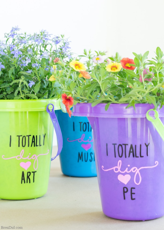 The end of school year is approaching! Tell your teacher thank you with this easy teacher appreciation gift and free printable gift tag featuring fun “totally dig” sayings. Great idea for teacher appreciation week or end of year teacher gifts. DIY Teacher Gifts, Simple Teacher Appreciation Gift, Teacher Appreciation Gift Ideas.