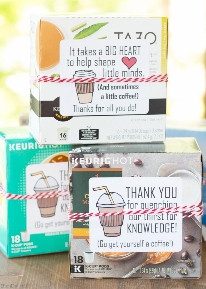 The end of school year is approaching! Tell your teacher thank you with this easy teacher appreciation gift and free printable gift tag featuring fun coffee sayings. Great idea for teacher appreciation week or end of year teacher gifts. DIY Teacher Gifts, Simple Teacher Appreciation Gift, Teacher Appreciation Gift Ideas.