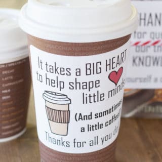 The end of school year is approaching! Tell your teacher thank you with this easy teacher appreciation gift and free printable gift tag featuring fun coffee sayings. Great idea for teacher appreciation week or end of year teacher gifts. DIY Teacher Gifts, Simple Teacher Appreciation Gift, Teacher Appreciation Gift Ideas.