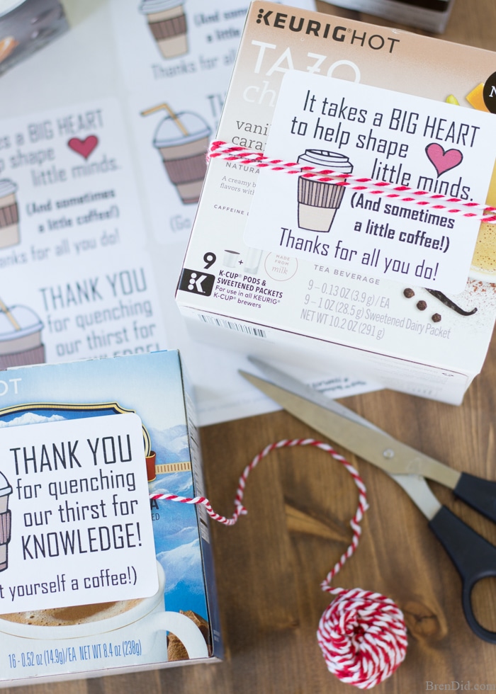 The end of school year is approaching! Tell your teacher thank you with this easy teacher appreciation gift and free printable gift tag featuring fun coffee sayings. Great idea for teacher appreciation week or end of year teacher gifts. DIY Teacher Gifts, Simple Teacher Appreciation Gift, Teacher Appreciation Gift Ideas.