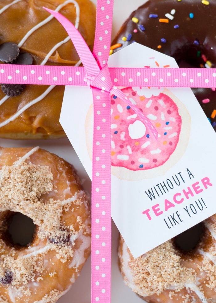 The end of school year is approaching! Tell your teacher thank you with this easy teacher appreciation gift and free printable gift tag featuring fun donut sayings. Great idea for teacher appreciation week or end of year teacher gifts. DIY Teacher Gifts, Simple Teacher Appreciation Gift, Teacher Appreciation Gift Ideas.