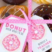 The end of school year is approaching! Tell your teacher thank you with this easy teacher appreciation gift and free printable gift tag featuring fun donut sayings. Great idea for teacher appreciation week or end of year teacher gifts. DIY Teacher Gifts, Simple Teacher Appreciation Gift, Teacher Appreciation Gift Ideas.