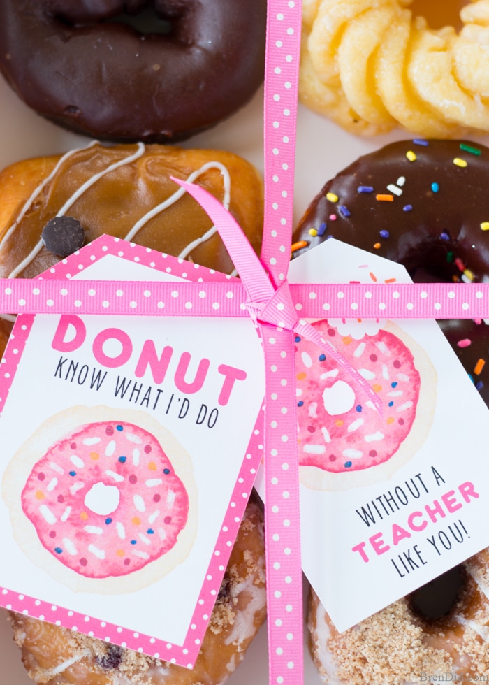 The end of school year is approaching! Tell your teacher thank you with this easy teacher appreciation gift and free printable gift tag featuring fun donut sayings. Great idea for teacher appreciation week or end of year teacher gifts. DIY Teacher Gifts, Simple Teacher Appreciation Gift, Teacher Appreciation Gift Ideas.