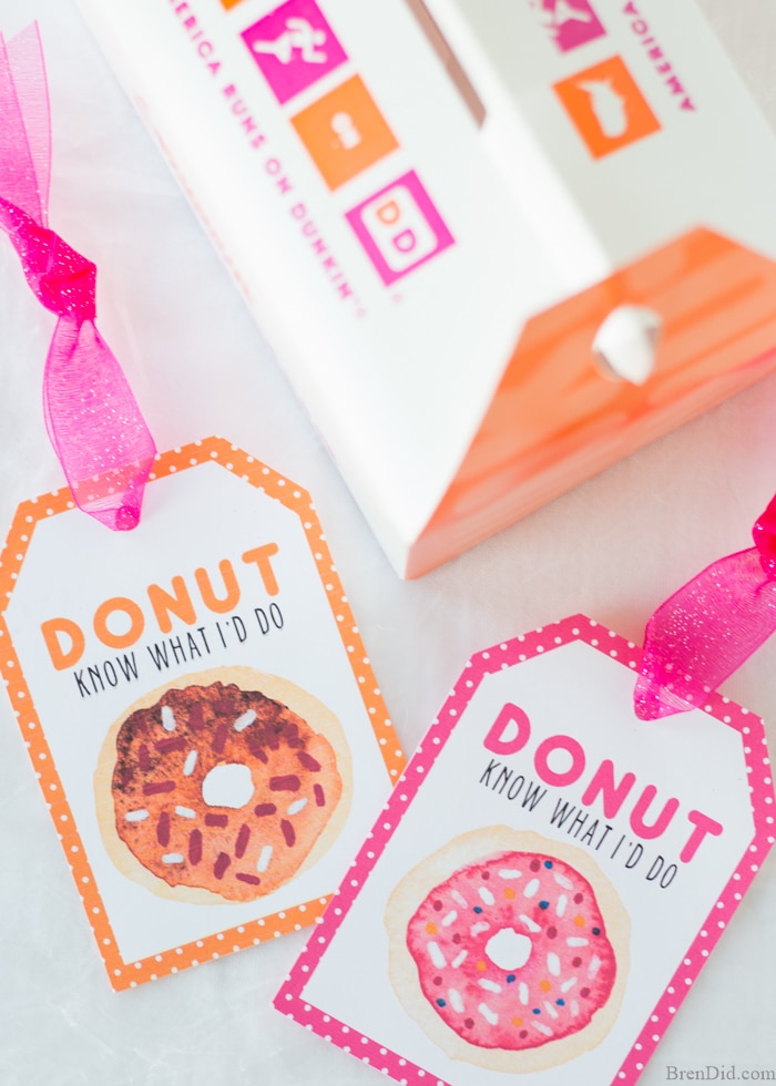 The end of school year is approaching! Tell your teacher thank you with this easy teacher appreciation gift and free printable gift tag featuring fun donut sayings. Great idea for teacher appreciation week or end of year teacher gifts. DIY Teacher Gifts, Simple Teacher Appreciation Gift, Teacher Appreciation Gift Ideas.