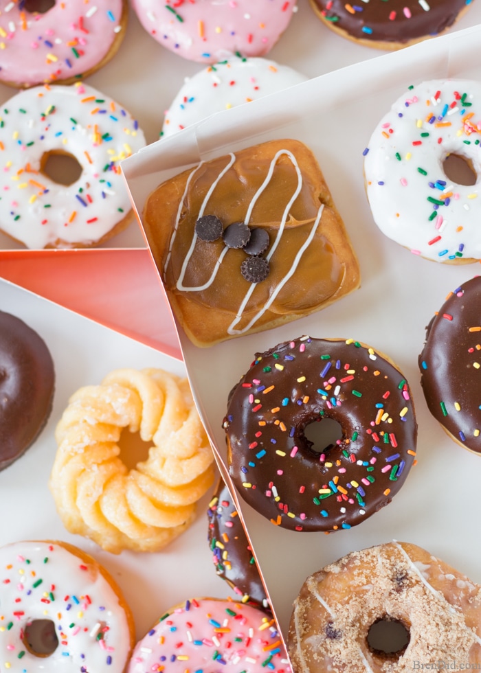 The end of school year is approaching! Tell your teacher thank you with this easy teacher appreciation gift and free printable gift tag featuring fun donut sayings. Great idea for teacher appreciation week or end of year teacher gifts. DIY Teacher Gifts, Simple Teacher Appreciation Gift, Teacher Appreciation Gift Ideas.