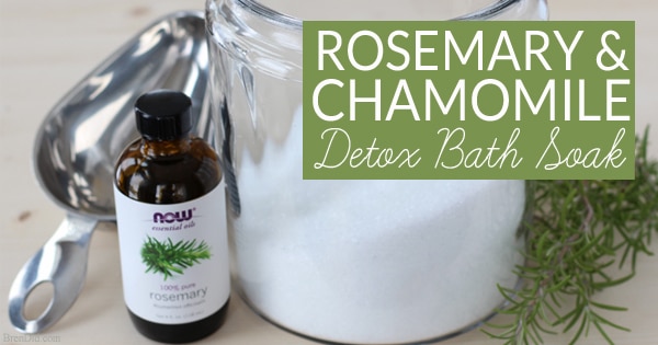 Ett varmt bad är ett avkopplande sätt att varva ner och avsluta dagen. Det kan vara särskilt välgörande när du tillsätter detoxbadsalt som hjälper till att avlägsna gifter, främja lugn sömn och hjälpa till med viktnedgång. Detta helt naturliga Rosemary Chamomile Detox Bath Soak recept använder enkla ingredienser för att förbereda ett billigt men lyxigt detoxbad.