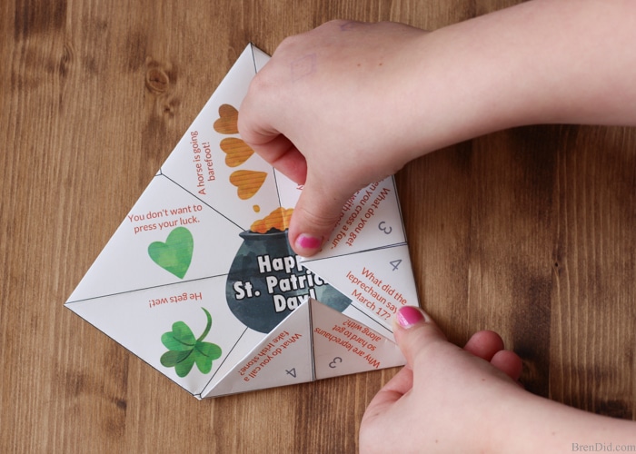 A joke teller is a great St. Patrick’s Day treat for kids. The free printable project (with easy folding instructions) takes less than 5 minutes to complete. The joke teller (sometimes called a cootie catcher or fortune teller) contains 8 fun St. Patrick’s Day jokes for kids and fun Saint Patrick’s Day designs. It’s the perfect non-candy treat for all ages.