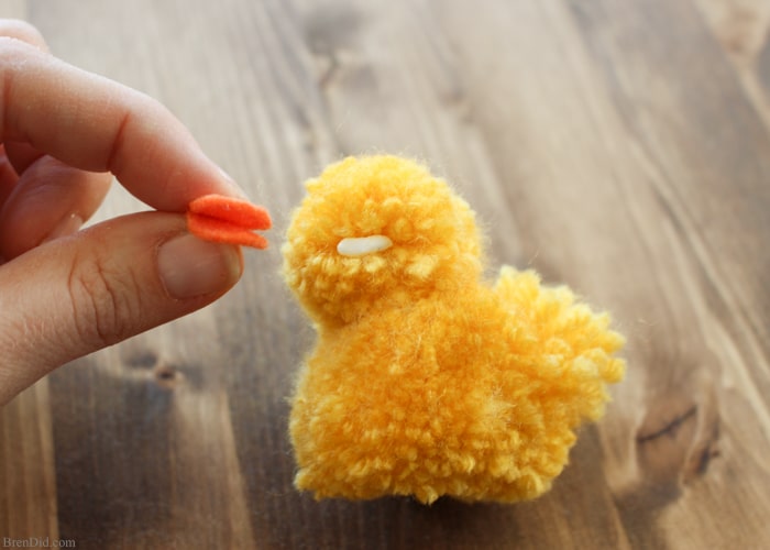 Simple Pom Pom Ducklings – Learn how to make pom pom pets for Easter. Simple craft using yarn and craft felt. This adorable duckling tutorial and easy pom pom template is available at BrenDid.com