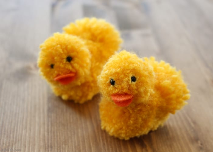 Simple Pom Pom Ducklings – Learn how to make pom pom pets for Easter. Simple craft using yarn and craft felt. This adorable duckling tutorial and easy pom pom template is available at BrenDid.com