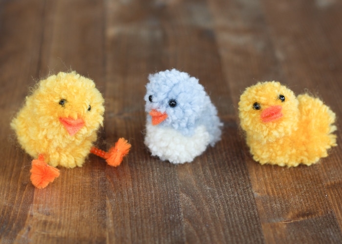 Simple Pom Pom Ducklings – Learn how to make pom pom pets for Easter. Simple craft using yarn and craft felt. This adorable duckling tutorial and easy pom pom template is available at BrenDid.com