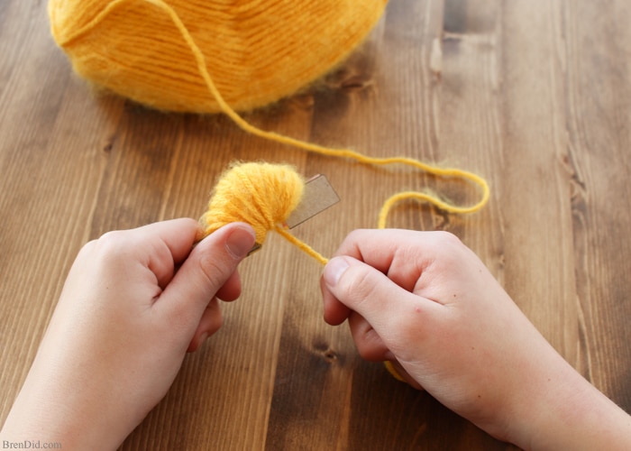 Simple Pom Pom Ducklings – Learn how to make pom pom pets for Easter. Simple craft using yarn and craft felt. This adorable duckling tutorial and easy pom pom template is available at BrenDid.com