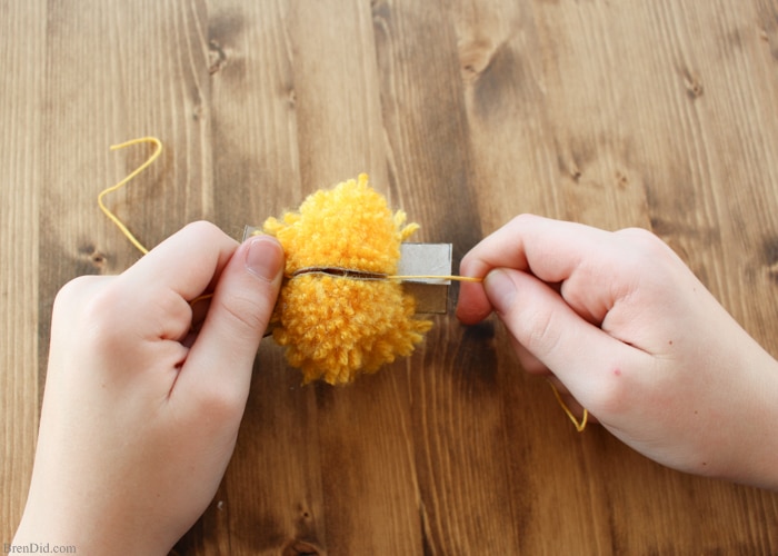 Simple Pom Pom Ducklings – Learn how to make pom pom pets for Easter. Simple craft using yarn and craft felt. This adorable duckling tutorial and easy pom pom template is available at BrenDid.com