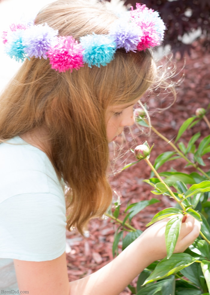 How to make tassel flower crowns - Make an easy DIY tassel flowers crown with yarn and pipe cleaners to delight someone you love. Perfect for weddings, parties, birthdays and more. Flower chain crown. Dandelion crown. Flower headpiece.