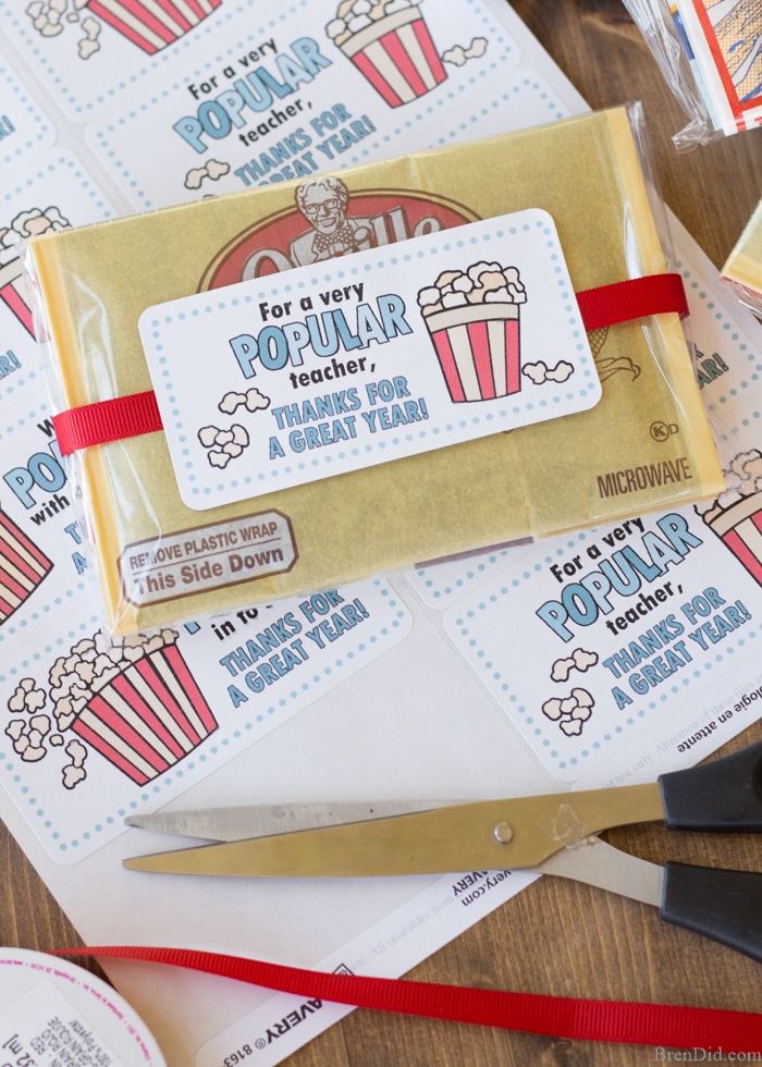 The end of school year is approaching! Tell your teacher thank you with this easy teacher appreciation gift and free printable gift tag featuring a fun popcorn puns: for a very popular teacher, we’re popping with appreciation, and popped in to say thanks. Great idea for teacher appreciation week or end of year teacher gifts. DIY Teacher Gifts, Simple Teacher Appreciation Gift, Teacher Appreciation Gift Ideas.