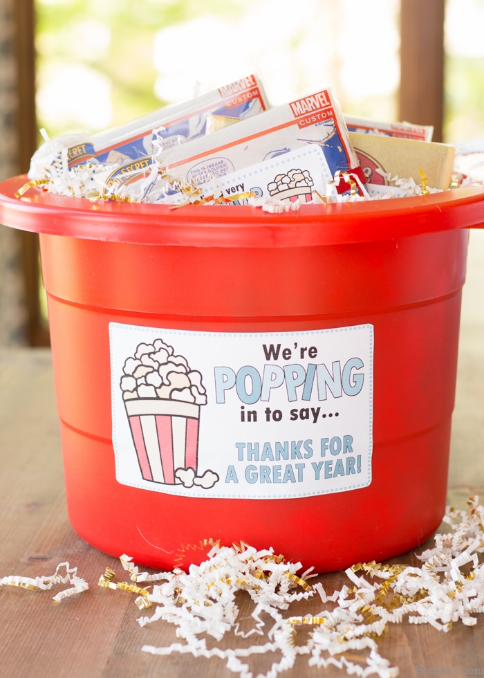 The end of school year is approaching! Tell your teacher thank you with this easy teacher appreciation gift and free printable gift tag featuring a fun popcorn puns: for a very popular teacher, we’re popping with appreciation, and popped in to say thanks. Great idea for teacher appreciation week or end of year teacher gifts. DIY Teacher Gifts, Simple Teacher Appreciation Gift, Teacher Appreciation Gift Ideas.