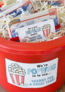 The end of school year is approaching! Tell your teacher thank you with this easy teacher appreciation gift and free printable gift tag featuring a fun popcorn puns: for a very popular teacher, we’re popping with appreciation, and popped in to say thanks. Great idea for teacher appreciation week or end of year teacher gifts. DIY Teacher Gifts, Simple Teacher Appreciation Gift, Teacher Appreciation Gift Ideas.