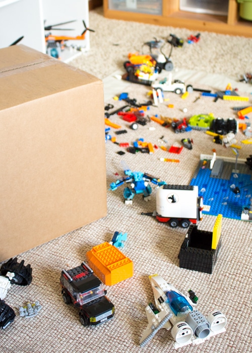 Need to declutter and organize? These easy tips use nothing but a cardboard box to keep your home organized and clutter free. 6 expert tips for decluttering your home.