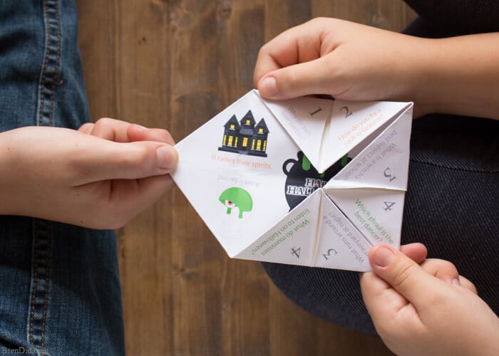 Halloween Joke Tellers for Kids - Make easy Halloween cootie catchers with your kids for a delightful Halloween treat that focuses on fun not sugar or candy. Free printable Halloween craft for kids. Halloween fortune Tellers. Healthy Halloween treat for kids.