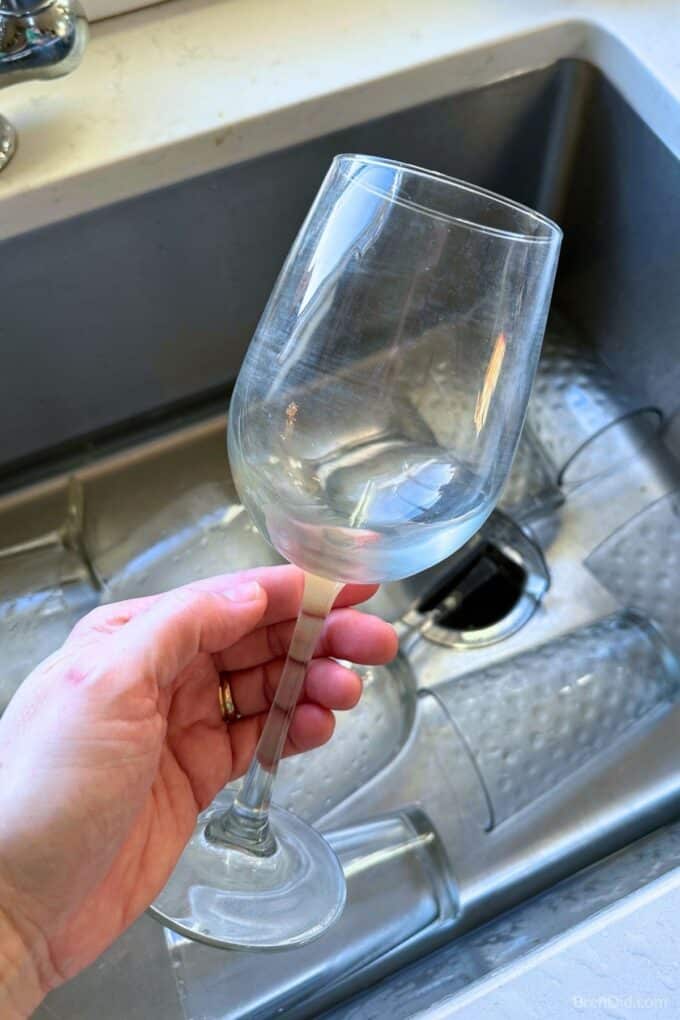 2 colored wine glass Ombre Waterfall Wine Glass main image 1